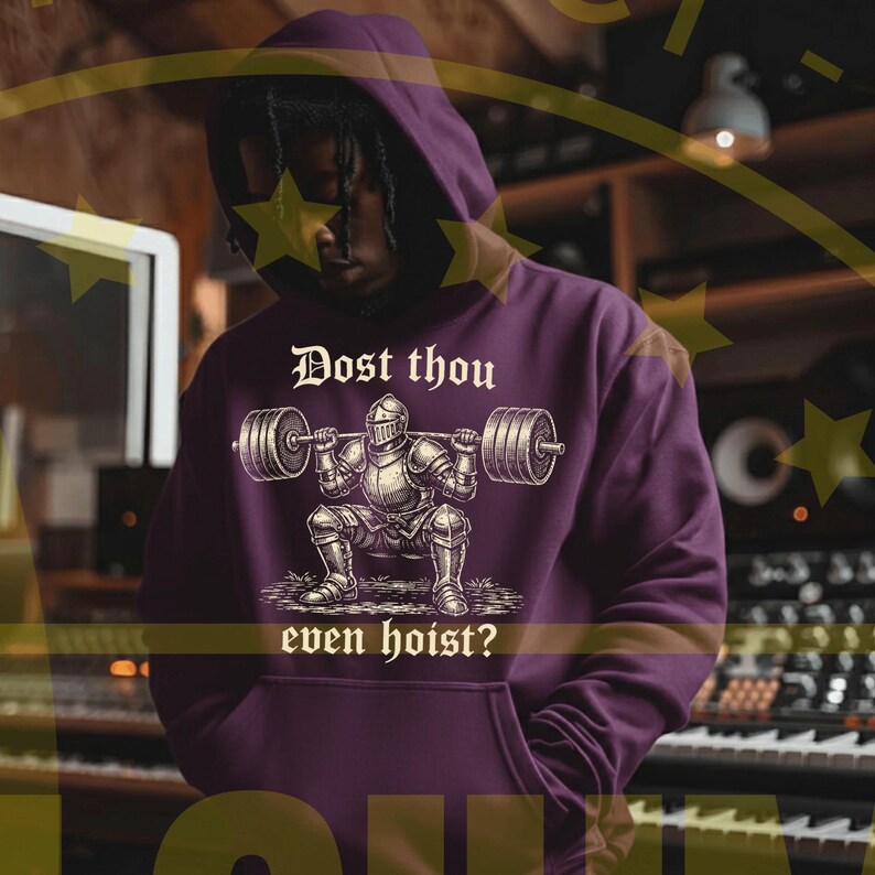 Puede incluir: Una sudadera con capucha de color p&uacute;rpura oscuro con un gr&aacute;fico de un caballero levantando una barra. El texto "Dost thou even hoist?" est&aacute; impreso debajo. La sudadera tiene una capucha con cord&oacute;n y un bolsillo delantero.