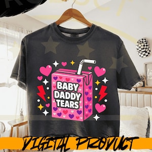 Könnte beinhalten: Rustikales Holzschild mit dem Text "Welcome to our home" in weißen Buchstaben. Das Schild hat eine Used-Optik und ein schlichtes, einladendes Design, ideal für die Dekoration der Haustür.