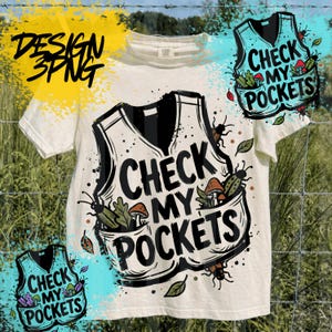 Peut inclure: T-shirt crème avec un motif graphique représentant un gilet avec des poches. Le texte "CHECK MY POCKETS" est bien en évidence. Les poches contiennent des illustrations de champignons, de feuilles et d'insectes. Les mots "DESIGN 3PNG" sont en haut à gauche.