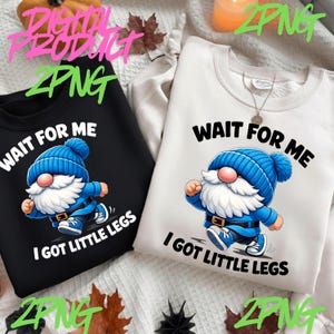 Könnte beinhalten: Zwei Sweatshirts, eines in Schwarz und eines in Weiß, jeweils mit einem Cartoon-Zwerg mit blauem Hut und Jacke. Der Text "WAIT FOR ME" und "I GOT LITTLE LEGS" ist auf jedem Sweatshirt aufgedruckt.