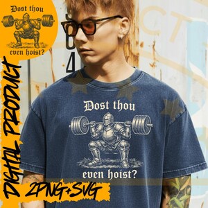 Puede incluir: Camiseta azul marino con un dise&ntilde;o gr&aacute;fico de un caballero levantando pesas y el texto "Dost thou even hoist?". El dise&ntilde;o es de estilo vintage. Tambi&eacute;n se ven las palabras "DIGITAL PRODUCT" y "2PNG+SVG".