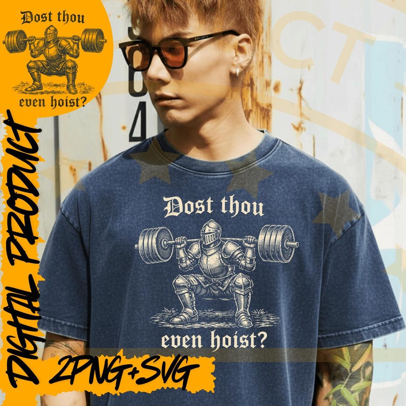 Puede incluir: Camiseta azul marino con un dise&ntilde;o gr&aacute;fico de un caballero levantando pesas y el texto "Dost thou even hoist?". El dise&ntilde;o es de estilo vintage. Tambi&eacute;n se ven las palabras "DIGITAL PRODUCT" y "2PNG+SVG".