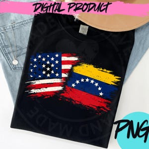 Puede incluir: Camiseta negra con un diseño desgastado de las banderas estadounidense y venezolana. La bandera estadounidense está a la izquierda y la bandera venezolana a la derecha. Las palabras "DIGITAL PRODUCT" están en la parte superior.