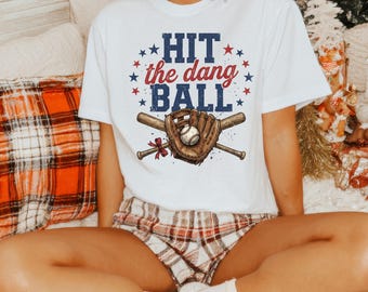 Hit The Dang Ball PNG, Baseball Mom Sublimationsdesign, Distressed Doll Face Meme PNG, Trendy Game Day Softball, Lustiger Sport Digital