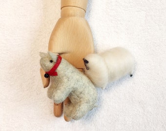 Twee schattige handgemaakte pluche beeldjes wol schapen en vilt varken, babykamer decor, ornamenten, knutselen, spelen