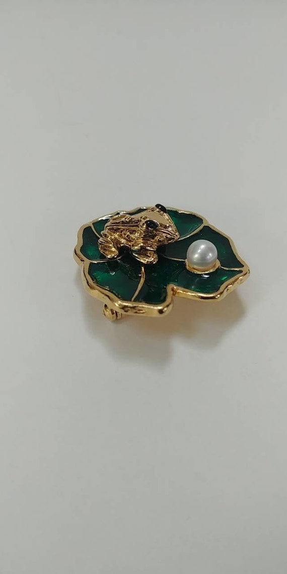 Vintage Brooch,Frog on Lily Pad by Jonette Jewelry