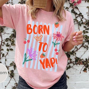 Puede incluir: Un juego de tres tazas de cerámica con un acabado mate moteado. Las tazas son de color crema, gris claro y gris oscuro. Cada taza tiene un diseño simple y minimalista, perfecto para café o té.