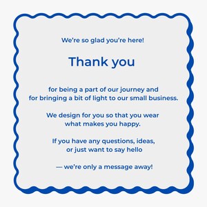 Puede incluir: Una tarjeta blanca con un borde azul ondulado contiene el texto "Gracias" y otro texto. El texto dice "&iexcl;Nos alegra mucho que est&eacute;s aqu&iacute;!" y "por ser parte de nuestro viaje y por traer un poco de luz a nuestra peque&ntilde;a empresa."