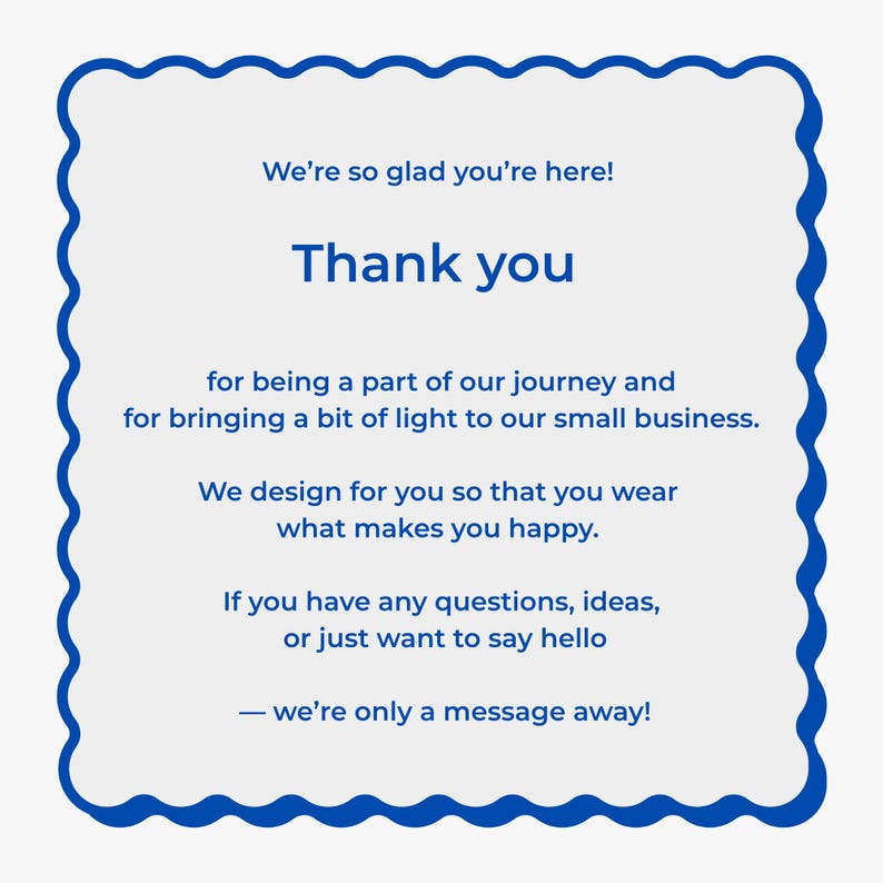 Puede incluir: Una tarjeta blanca con un borde azul ondulado contiene el texto "Gracias" y otro texto. El texto dice "&iexcl;Nos alegra mucho que est&eacute;s aqu&iacute;!" y "por ser parte de nuestro viaje y por traer un poco de luz a nuestra peque&ntilde;a empresa."