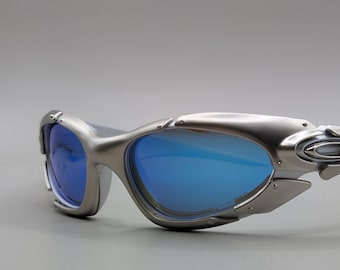 Zonnebril geïnspireerd op de Oakley Plate 1.0 met blauwe spiegelglazen.