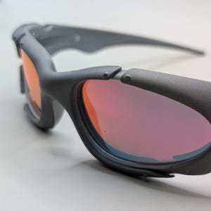 Oakley Plate solglasögon grå båge / eldröda linser – Y2K Sport Wrap Eyewear bild 1
