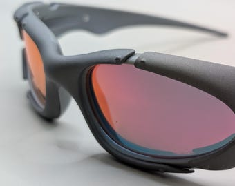 Oakley Plate zonnebril met grijs montuur en vuurrode lenzen – Y2K Sport Wrap Eyewear