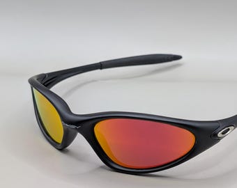 Oakley Minute 1.0 zonnebril – Zwart montuur / Vuurrode spiegelglazen – Y2K Sport Wrap