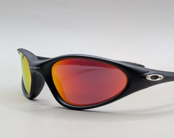 Oakley Minute 1.0 Sportzonnebril – Zwart montuur met rode spiegelglazen | Y2K Performance Look