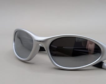 Oakley Minute 1.0 zonnebril – zilverkleurig montuur, spiegelende lenzen, Y2K sportieve uitstraling