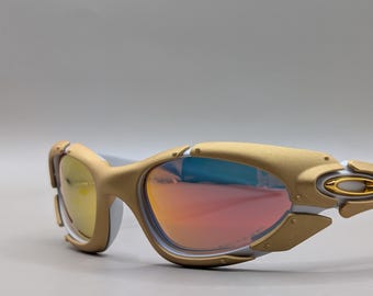 Vintage Oakley Plate zonnebril – Gouden montuur / Fire Iridium-stijl lenzen – Y2K Wrap-design