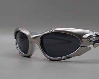 Oakley Plate Silver Y2K zonnebril – futuristisch, omhullend montuur, donkere lenzen