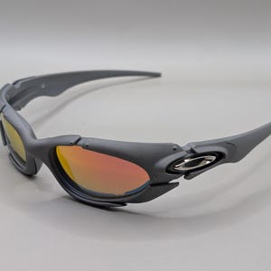 Gafas de sol Oakley estilo vintage con diseño envolvente estilo Y2K y lentes Fire Iridium. imagen 3
