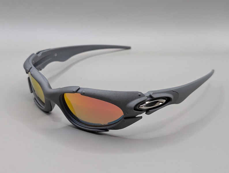 Gafas de sol Oakley estilo vintage con diseño envolvente estilo Y2K y lentes Fire Iridium. imagen 3