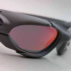 Oakley Plate solglasögon grå båge / eldröda linser – Y2K Sport Wrap Eyewear bild 3