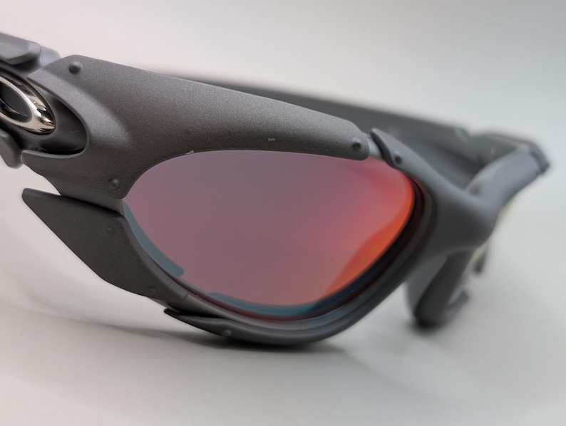 Oakley Plate solglasögon grå båge / eldröda linser – Y2K Sport Wrap Eyewear bild 3