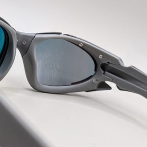 Oakley Plate solglasögon grå båge / eldröda linser – Y2K Sport Wrap Eyewear bild 4