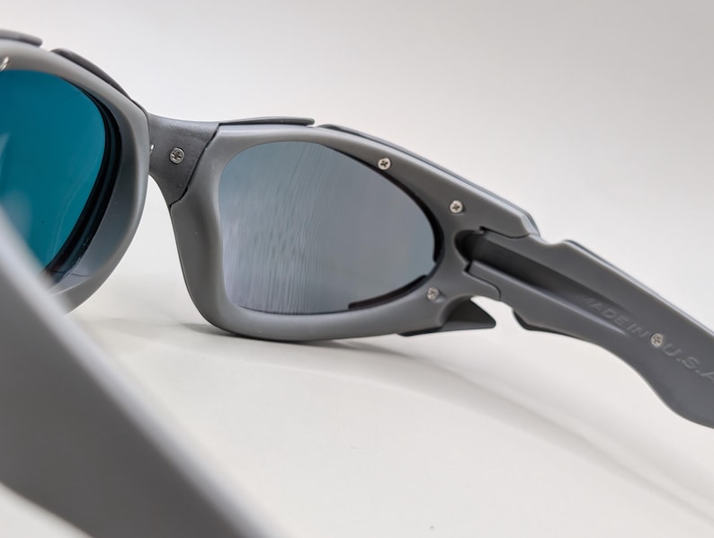 Oakley Plate solglasögon grå båge / eldröda linser – Y2K Sport Wrap Eyewear bild 4