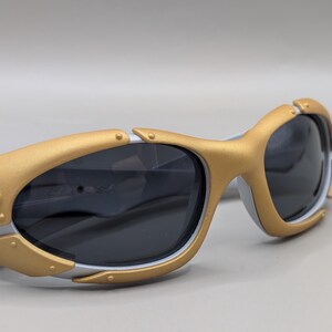 Oakley Plate Y2K Wraparound Sunglasses – Gold Frame / Dark Lenses – 2000s Sport Design image 7