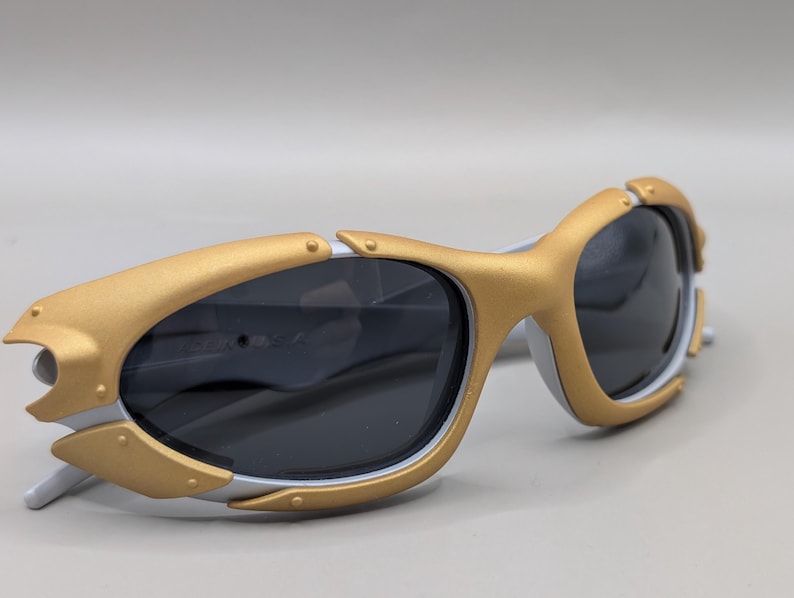 Oakley Plate Y2K Wraparound Sunglasses – Gold Frame / Dark Lenses – 2000s Sport Design image 7