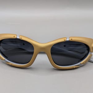 Oakley Plate Y2K Wraparound Sunglasses – Gold Frame / Dark Lenses – 2000s Sport Design image 6