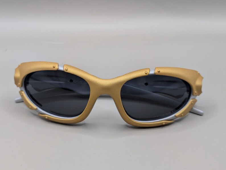 Oakley Plate Y2K Wraparound Sunglasses – Gold Frame / Dark Lenses – 2000s Sport Design image 6