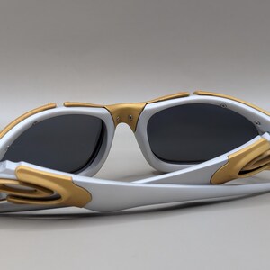 Oakley Plate Y2K Wraparound Sunglasses – Gold Frame / Dark Lenses – 2000s Sport Design image 8