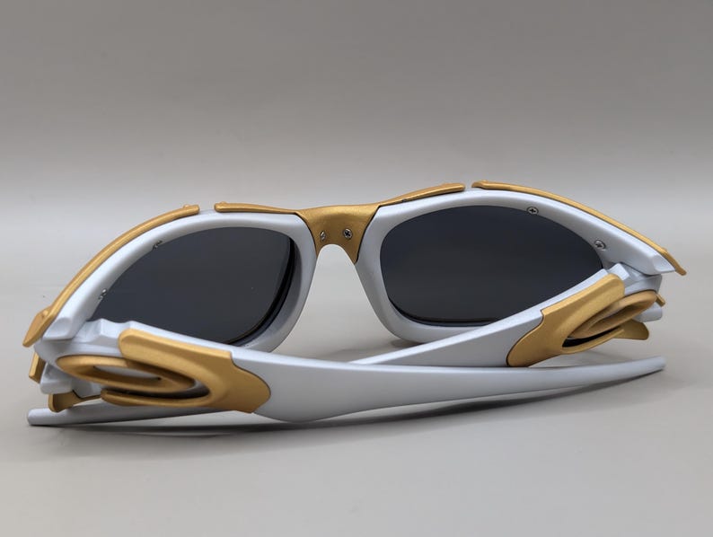 Oakley Plate Y2K Wraparound Sunglasses – Gold Frame / Dark Lenses – 2000s Sport Design image 8