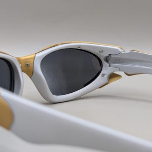 Oakley Plate Y2K Wraparound Sunglasses – Gold Frame / Dark Lenses – 2000s Sport Design image 5