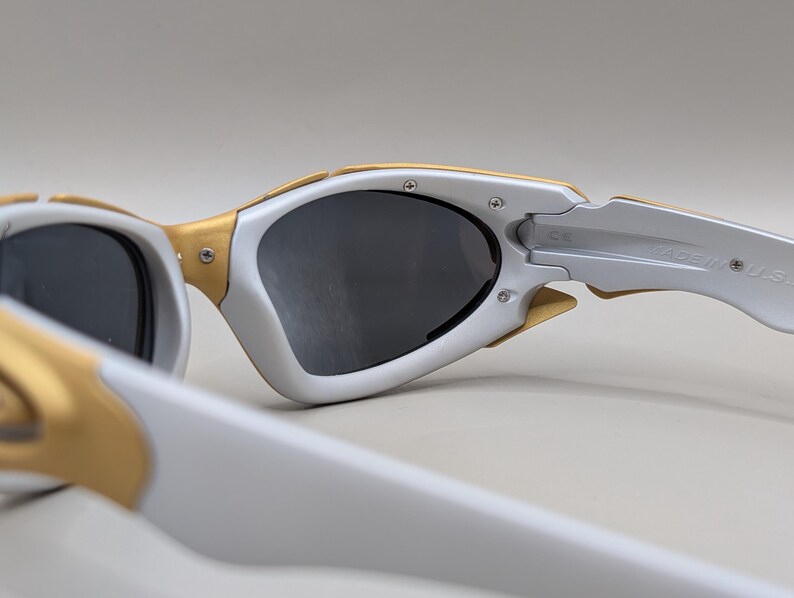 Oakley Plate Y2K Wraparound Sunglasses – Gold Frame / Dark Lenses – 2000s Sport Design image 5