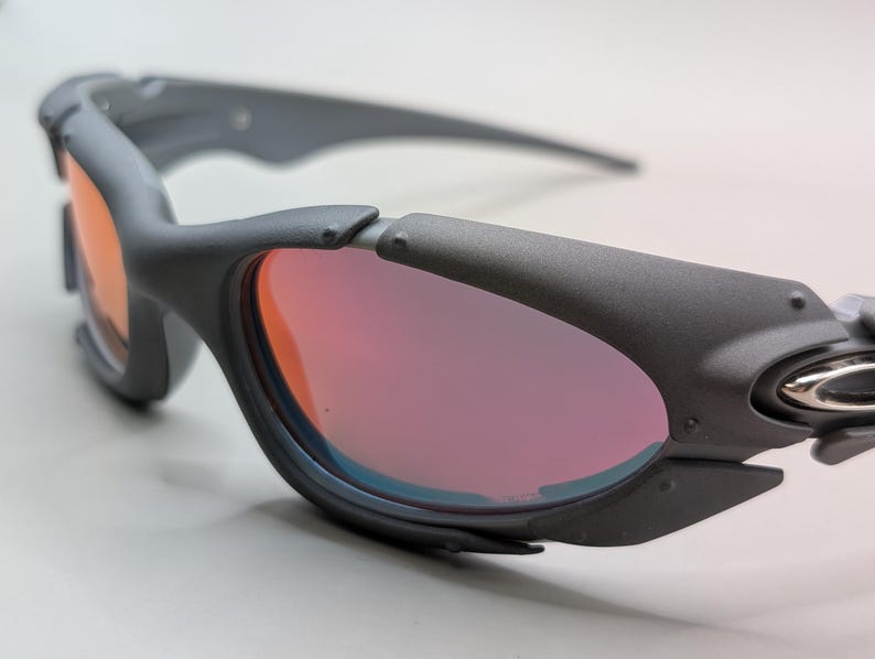 Oakley Plate solglasögon grå båge / eldröda linser – Y2K Sport Wrap Eyewear bild 1