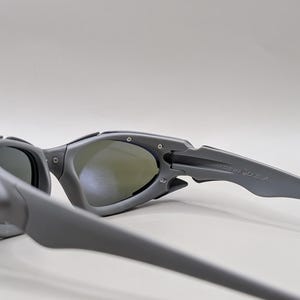 Vintage Oakley Plate Sunglasses – Gray Frame / Blue Lenses Y2K Style image 4