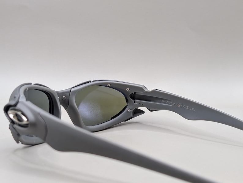 Vintage Oakley Plate Sunglasses – Gray Frame / Blue Lenses Y2K Style image 4