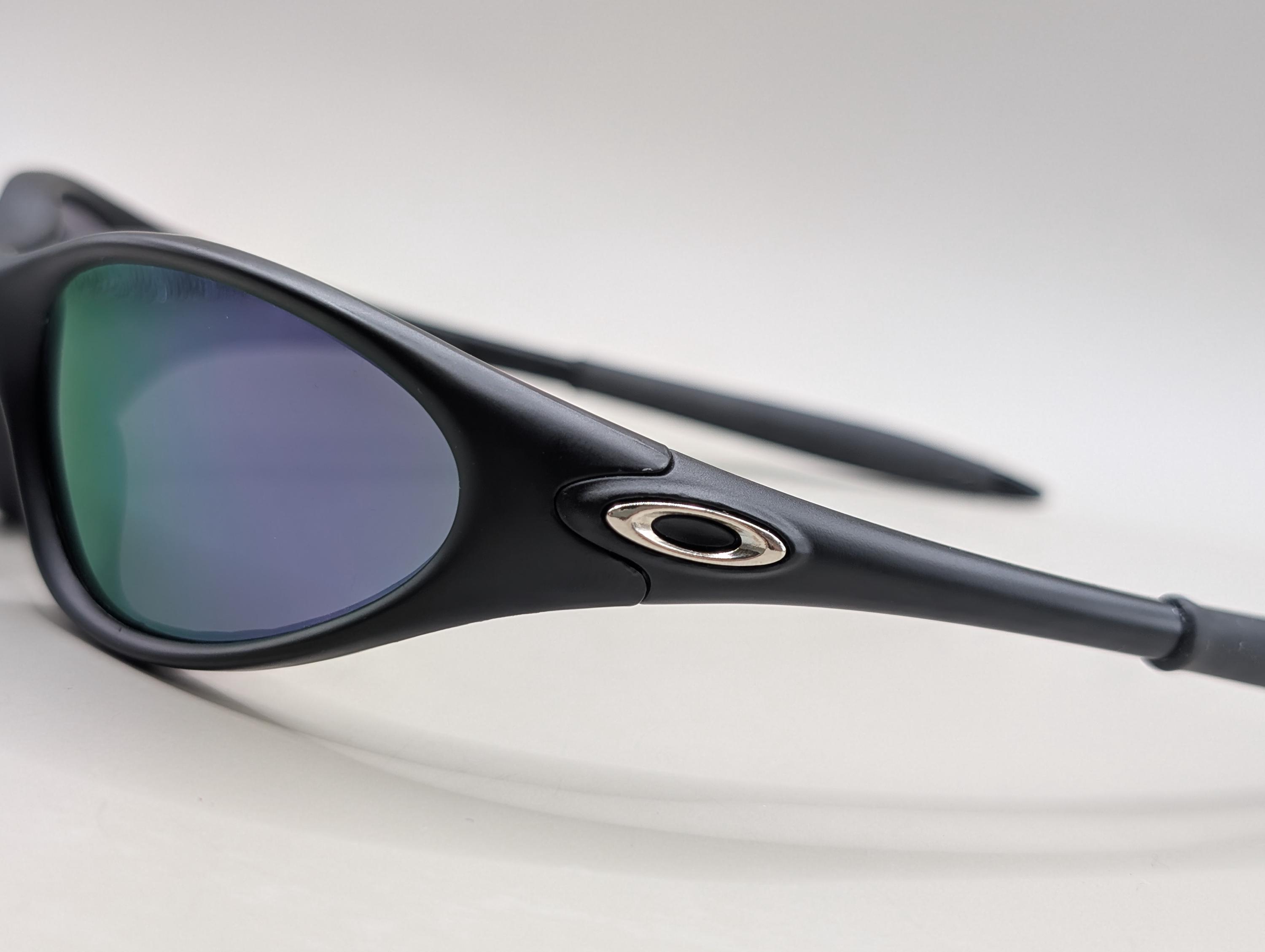 Oakley Minute 1.0 Sunglasses – Black Frame With Mirrored Lenses