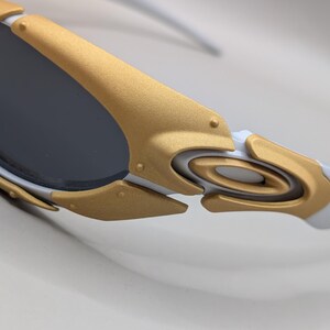 Oakley Plate Y2K Wraparound Sunglasses – Gold Frame / Dark Lenses – 2000s Sport Design image 3