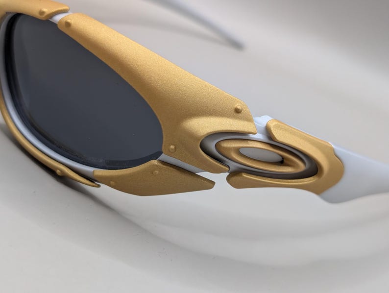 Oakley Plate Y2K Wraparound Sunglasses – Gold Frame / Dark Lenses – 2000s Sport Design image 3