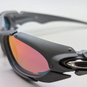 Oakley Plate solglasögon grå båge / eldröda linser – Y2K Sport Wrap Eyewear bild 5