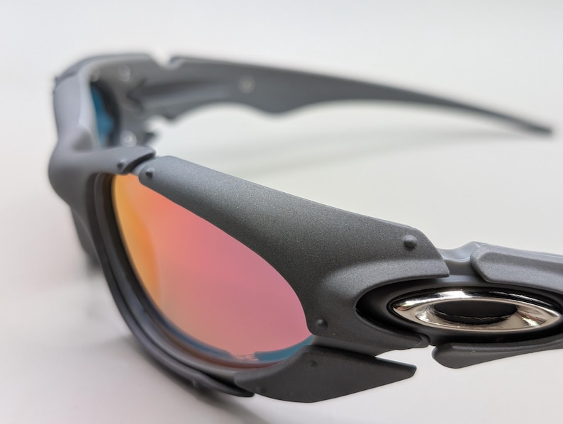 Oakley Plate solglasögon grå båge / eldröda linser – Y2K Sport Wrap Eyewear bild 5