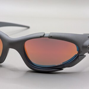 Gafas de sol Oakley estilo vintage con diseño envolvente estilo Y2K y lentes Fire Iridium. imagen 8