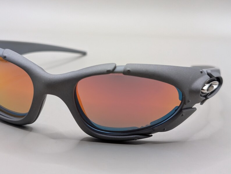 Gafas de sol Oakley estilo vintage con diseño envolvente estilo Y2K y lentes Fire Iridium. imagen 8
