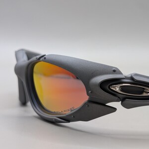 Gafas de sol Oakley estilo vintage con diseño envolvente estilo Y2K y lentes Fire Iridium. imagen 9