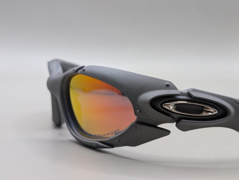 Gafas de sol Oakley estilo vintage con diseño envolvente estilo Y2K y lentes Fire Iridium. imagen 9
