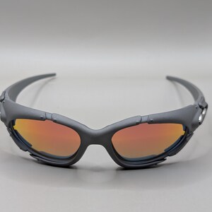 Gafas de sol Oakley estilo vintage con diseño envolvente estilo Y2K y lentes Fire Iridium. imagen 4