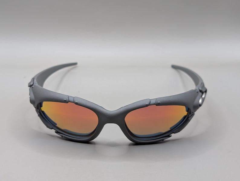 Gafas de sol Oakley estilo vintage con diseño envolvente estilo Y2K y lentes Fire Iridium. imagen 4
