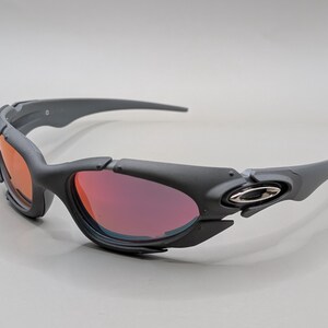 Oakley Plate solglasögon grå båge / eldröda linser – Y2K Sport Wrap Eyewear bild 6
